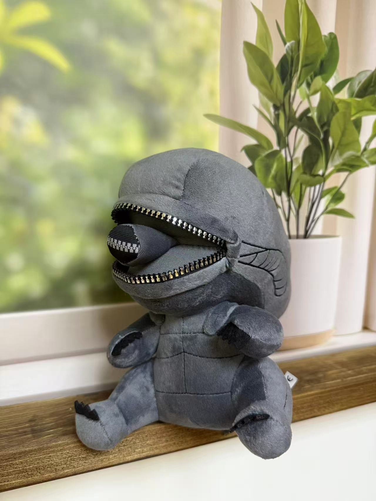 Alien Xenomorph Zippermouth Plush