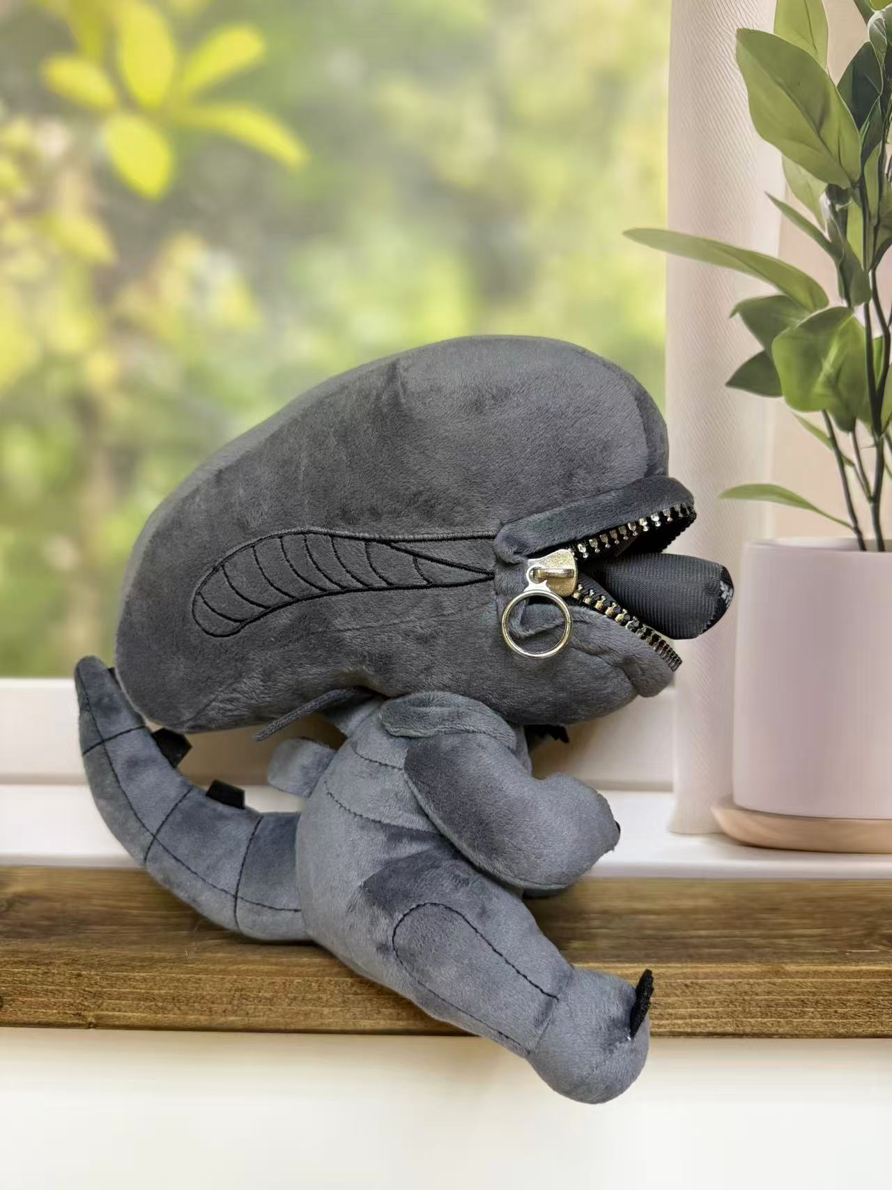 Alien Xenomorph Zippermouth Plush